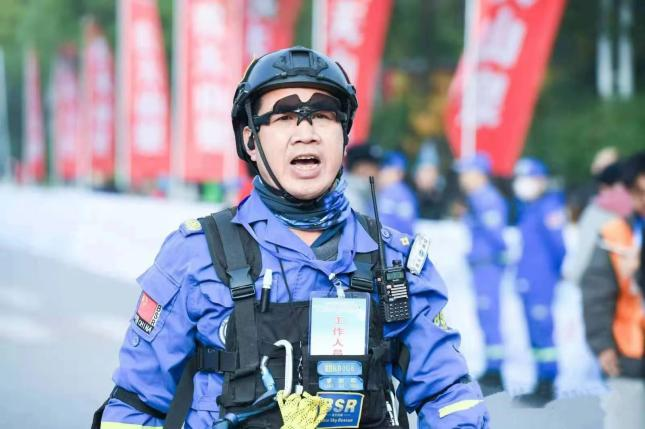 以榜樣為旗，篤行致遠踐初心